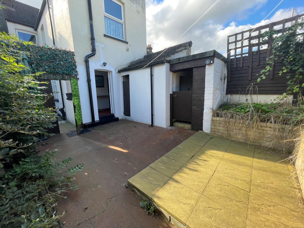 Lot: 111 - FREEHOLD SHOP AND TWO-BEDROOM FLAT - Rear yard for flat